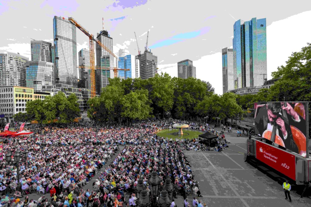 Public Viewing auf dem Opernplatz vor der Alten Oper Frankfurt in Frankfurt am Main am Montag, 01. Juni 2026 im Rahmen des Orchesterfestes 2026 mit der Sächsischen Staatskapelle Dresden unter der Leitung vonDaniele Gatti und Gautier Capuçon/ Violoncell