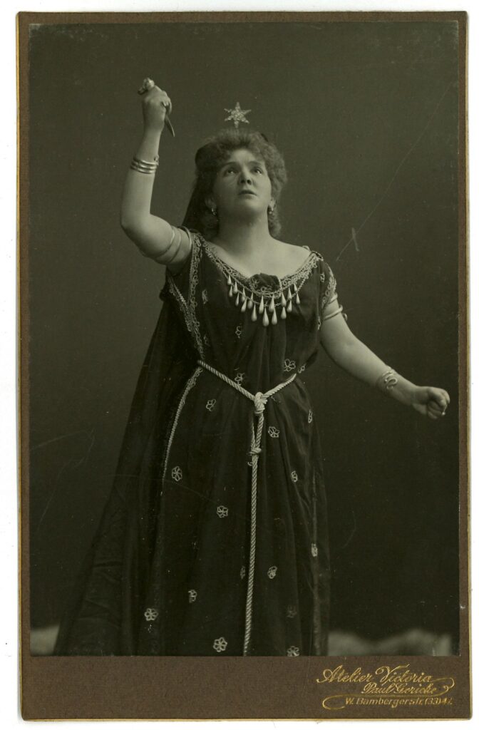 02_Emilie-Herzog_Koenigin-der-Nacht_Atelier-Victoria-Berlin_mount