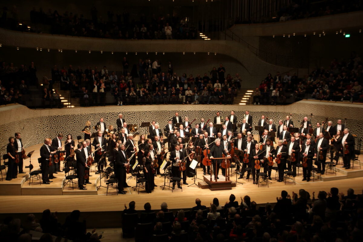 Klein beleuchtet kurz Nr 24: Die Tschechische Philharmonie gibt  Dvořák in Hamburg (Konzert 2)  Elbphilharmonie, 13. März 2024