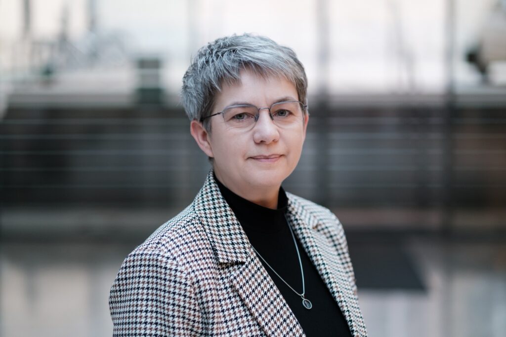 1. Prof. Alina Madry2