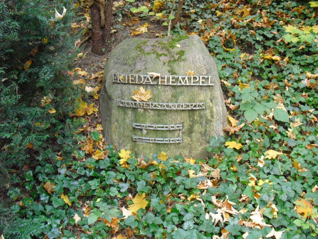 1920px-Frieda_Hempel_-_Friedhof_Heerstraße