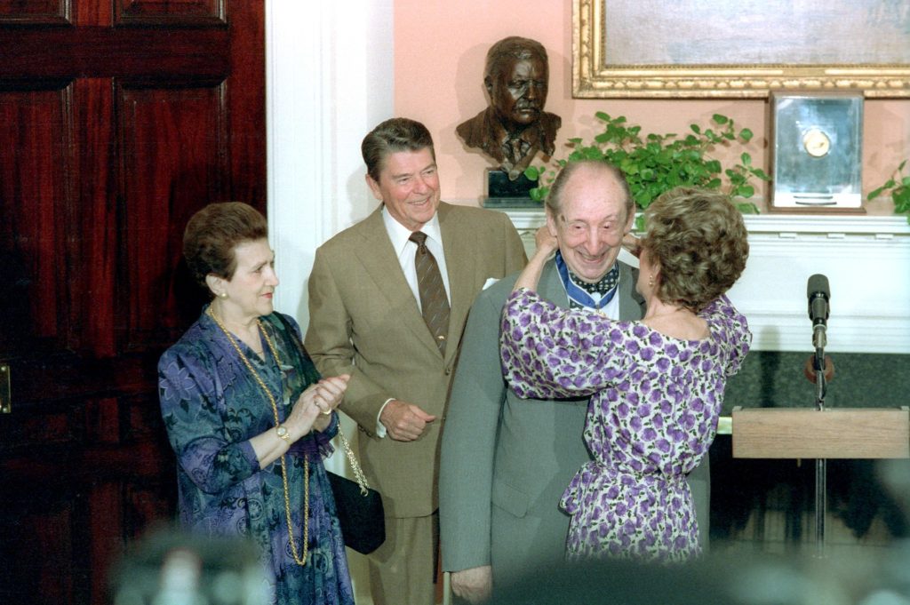 1920px-President_Reagan_and_Nancy_Reagan_present_Pianist_Vladimir_Horowitz_with_the_Medal_of_Freedom_in_the_Roosevelt_room