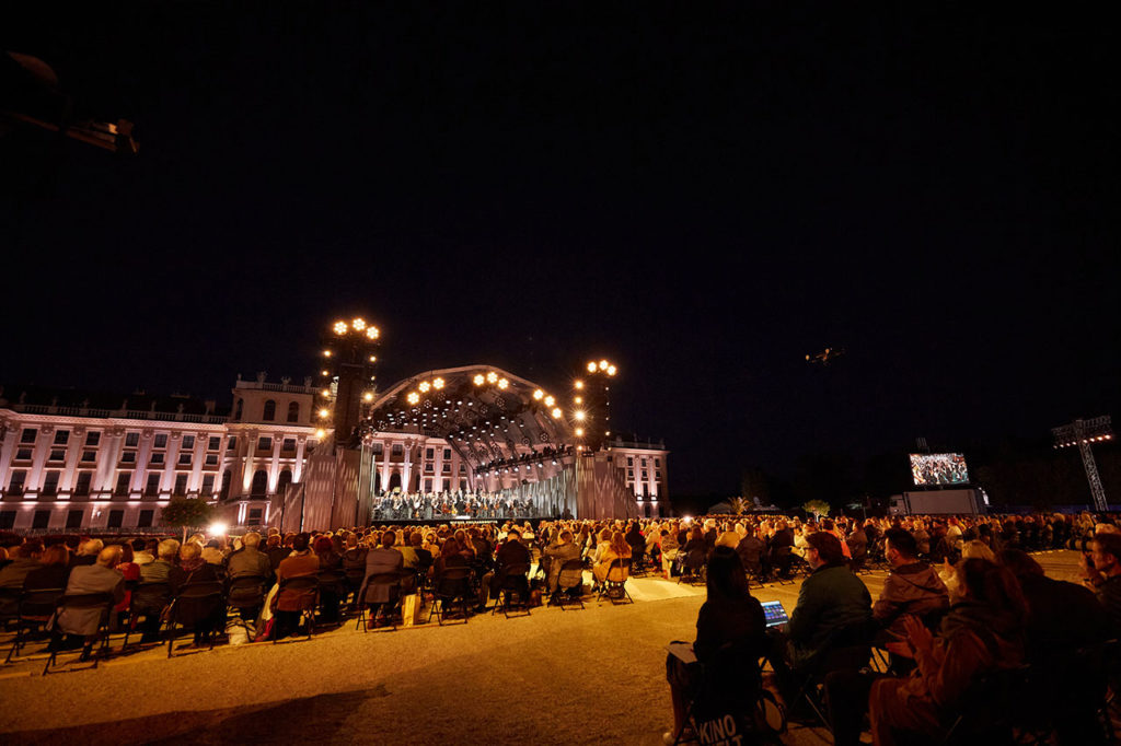 Performance am 17. Juni 2021 im Museumsquartier Halle E  Sommernachtskonzert 2021 beim Schloss Schönbrunn