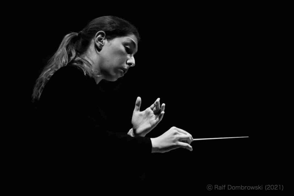 Rising Stars 11: Anna Handler, Dirigentin und Pianistin – die junge Maestra mit eigenem Orchester