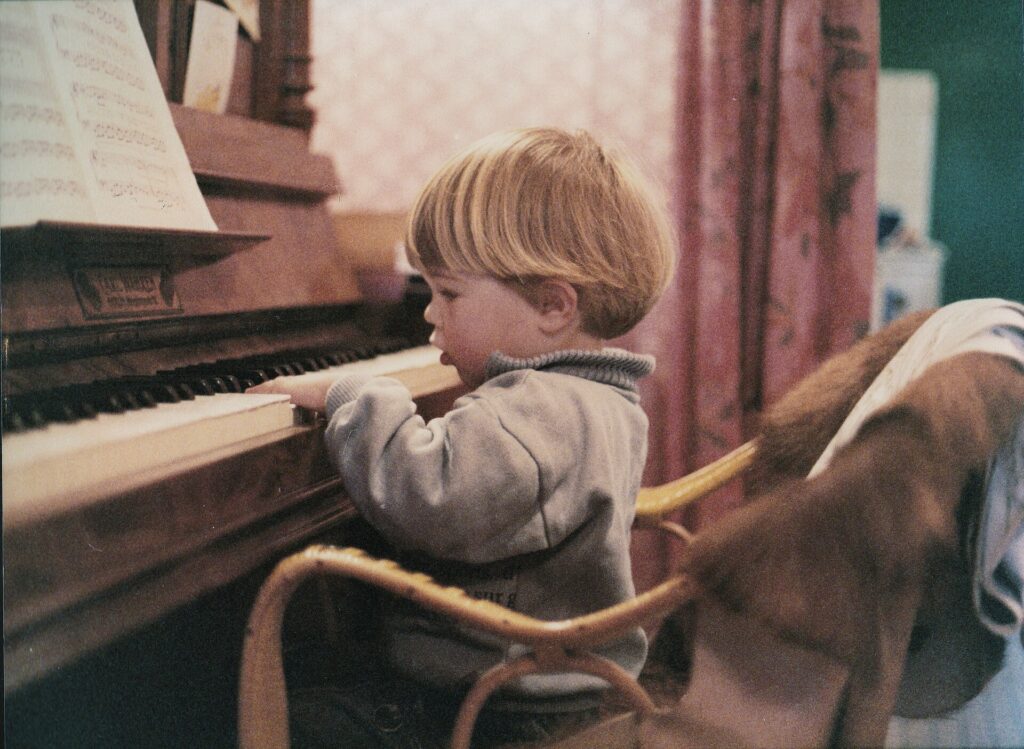 Child_playing_piano_-_1984-11-01