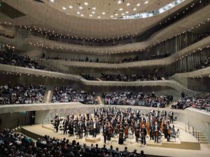 10. Philharmonisches Konzert, Dmitri Schostakowitsch, Symphonie Nr. 9 Es-Dur op. 70  Alexander Zemlinsky, Die Seejungfrau  Elbphilharmonie, 26. Juni 2022