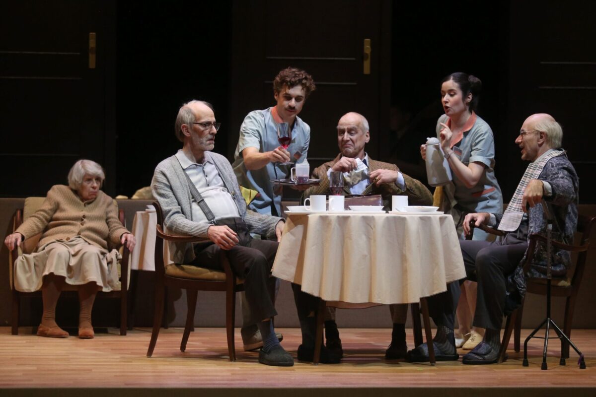 Tomasz Skweres, Abendsonne  Uraufführung im Jugendstiltheater im Otto-Wagner-Areal, Wien, 10. November 2025