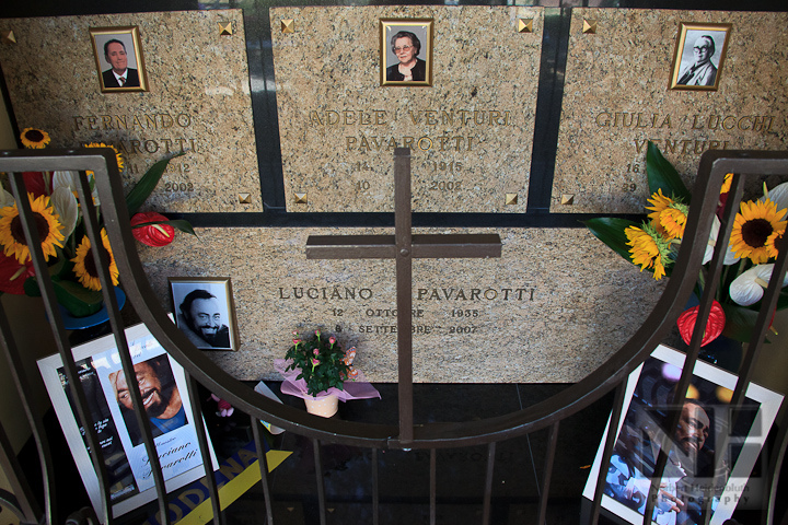 Modena (Suburbs): Grave of Luciano Pavarotti
