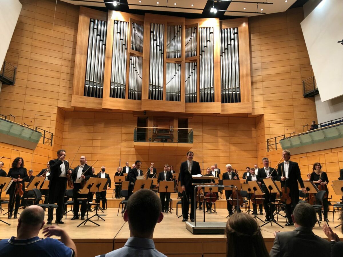 3. Sinfoniekonzert, Staatskapelle Halle, Christopher Ward (musikalische Leitung), Mirijam Contzen (Violine),  Händel-Halle Halle (Saale), 28. November 2021