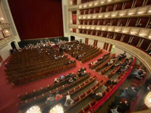 Pathys Stehplatz (13): Leere Ränge in der Wiener Staatsoper, klassik-begeistert.de