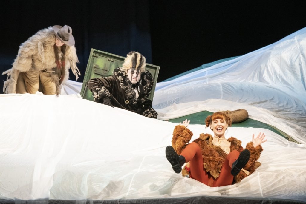 Lawrence-Cole-as-Badger-Aoife-Miskelly-as-Vixen-The-Cunning-Little-Vixen-Photocredit-Richard-Hubert-Smith-9611_d60560bacba586a06c3bfbc05f965e4e