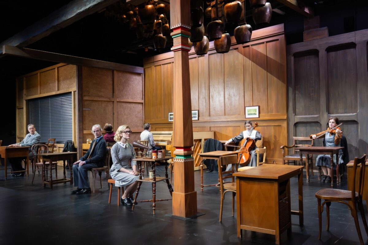 DIE UNRUHENDEN Musiktheater von Christoph Marthaler  Staatsoper Hamburg/opera stabile, 15. Januar 2026 PREMIERE