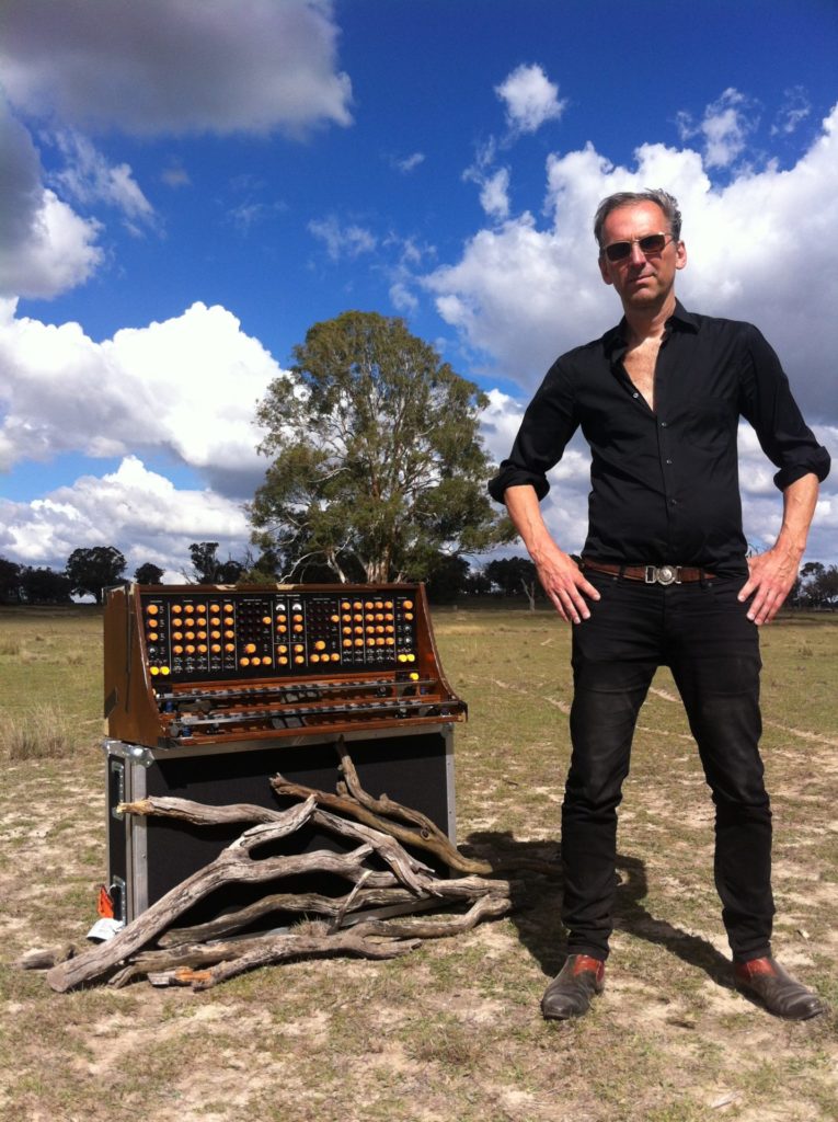 Peter Pichler mit seinem Mixturtrautonium im Busch zwischen Melbourne und Canberra_Foto Peter Pichler