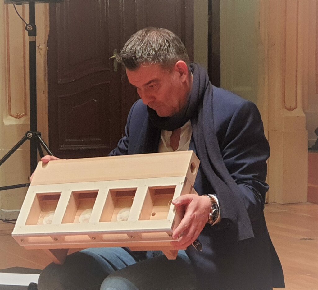 Philipp Klais präsentiert den Prototyp des Mechanismus der neuen Orgel