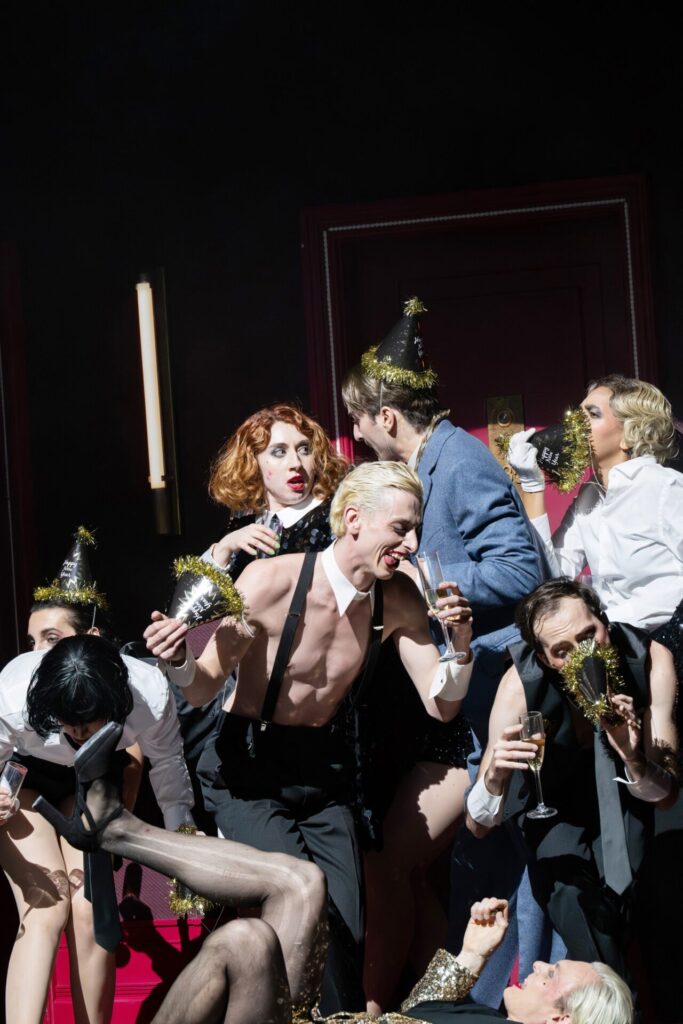 Resi_Cabaret_-_Vassilissa_Reznikoff__Thomas_Hauser__Vincent_Glander_sowie_Kit_Kat_Girls___Boys__c__Monika_Rittershaus