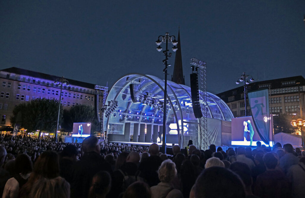 „Tanzfeuerwerk“ von John Neumeier und dem Hamburg Ballett Hamburger ...