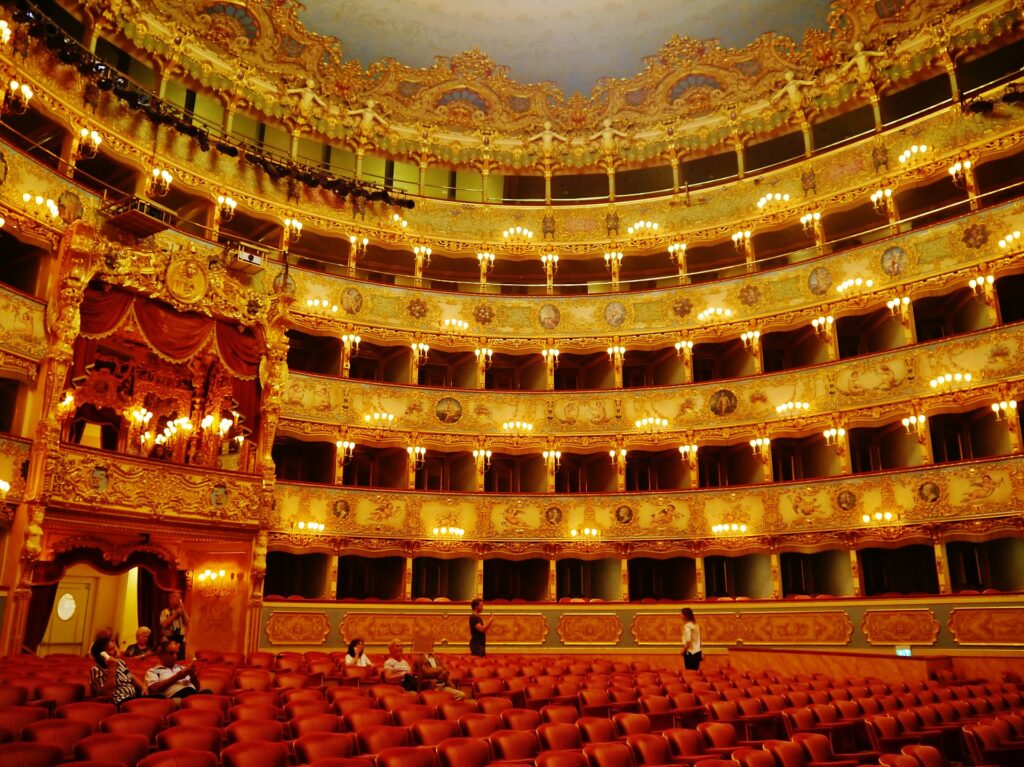 Venezia_Teatro_La_Fenice_Innen_Zuschauersaal_12
