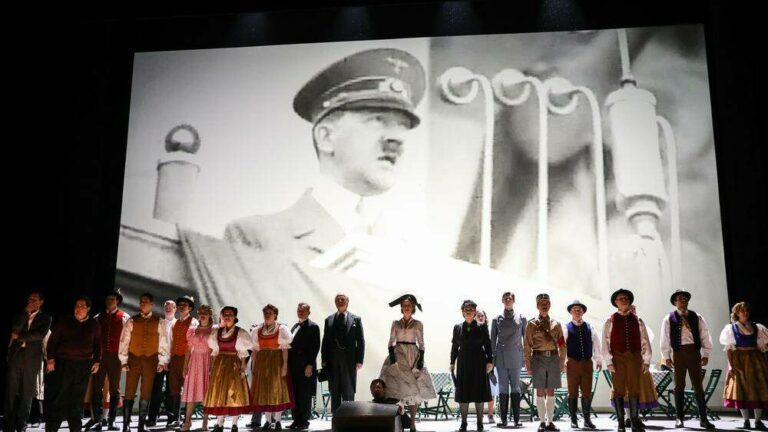 „Lass uns die Welt vergessen“ – Volksoper 1938  Volksoper Wien, 10. Januar 2024, Welturaufführung. Auftragswerk zum 125. Geburtstag der Volksoper Wien