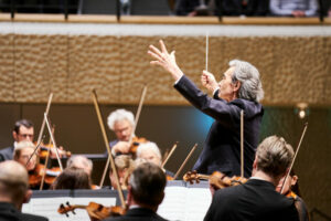 Philharmonisches Staatsorchester Hamburg, Kent Nagano, Anton Bruckner, Sinfonie Nr. 5 B-Dur  Elbphilharmonie, Großer Saal, 4. März 2024