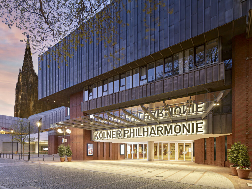 Vordach der Kölner Philharmonie mit Kölner Dom