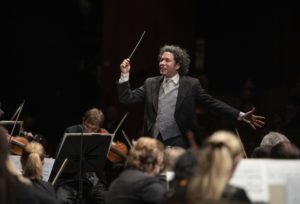 Strahlende Gesichter in Salzburg: Gustavo Dudamel und Evgeny Kissin verbreiten Freude mit Liszt und Strawinsky  Salzburger Festspiele 2020